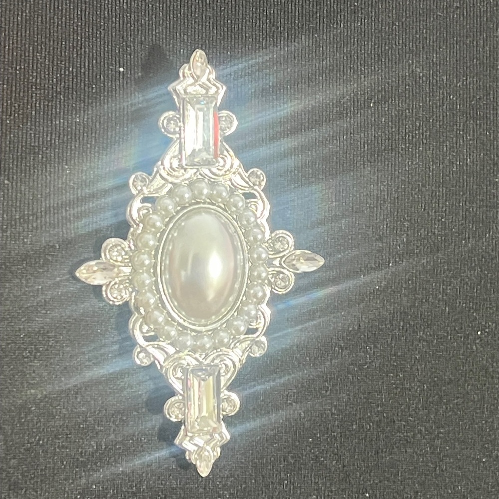 Elegant Silver Cross Brooch with Faux Pearl Accent - Picture 8 of 9